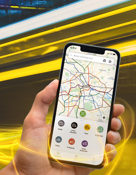 Bild zeigt die Nutzung der Jelbi-App via Handy sowie eine Tram im Hintergrund, die vorbeirauscht
