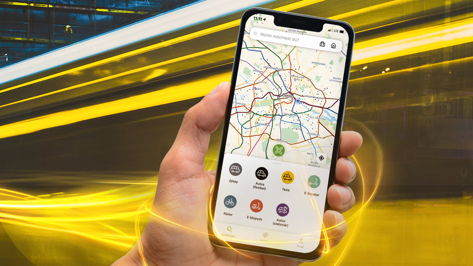 Bild zeigt die Nutzung der Jelbi-App via Handy sowie eine Tram im Hintergrund, die vorbeirauscht