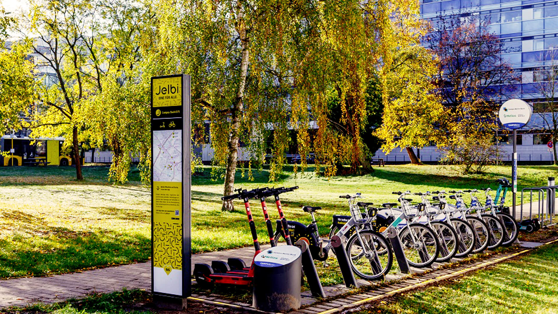 Jelbi-Punkt im Campus Buch zeigt das starke Bündnis zwischen den Flächenpartner*innen, Anbietenden der Fahrzeuge und natürlich BVG Jelbi